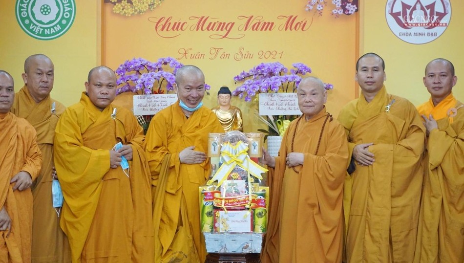 Ban Trị sự tỉnh Tây Ninh trao quà chúc xuân Tân Sửu đến Hòa thượng Chủ tịch