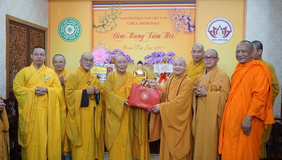 Hòa thượng Chủ tịch tặng quà chúc xuân của chùa Minh Đạo