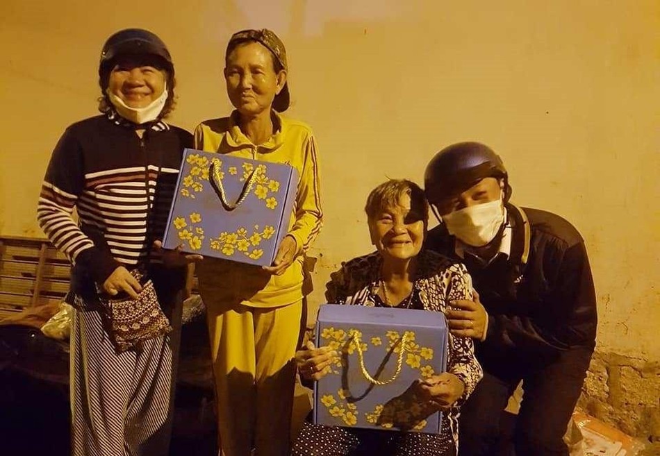 Trao quà Tết đến người có hoàn cảnh đặc biệt khó khăn Trao quà Tết đến người có hoàn cảnh đặc biệt khó khăn