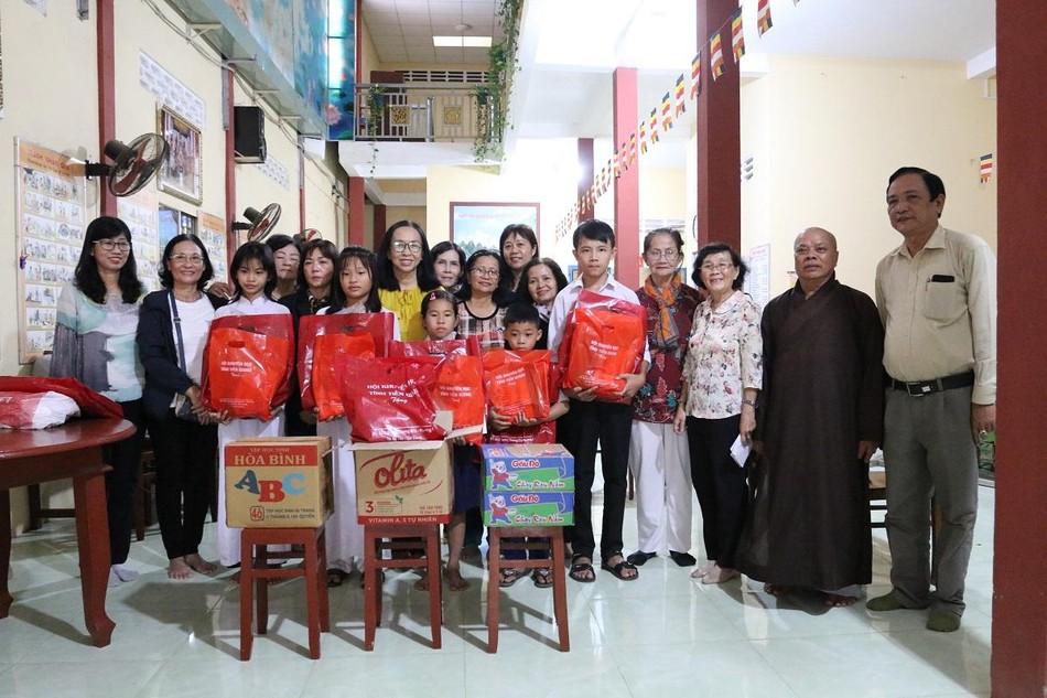 Trao tặng quà cho HS do nhà chùa đỡ đầu Trao tặng quà cho HS do nhà chùa đỡ đầu