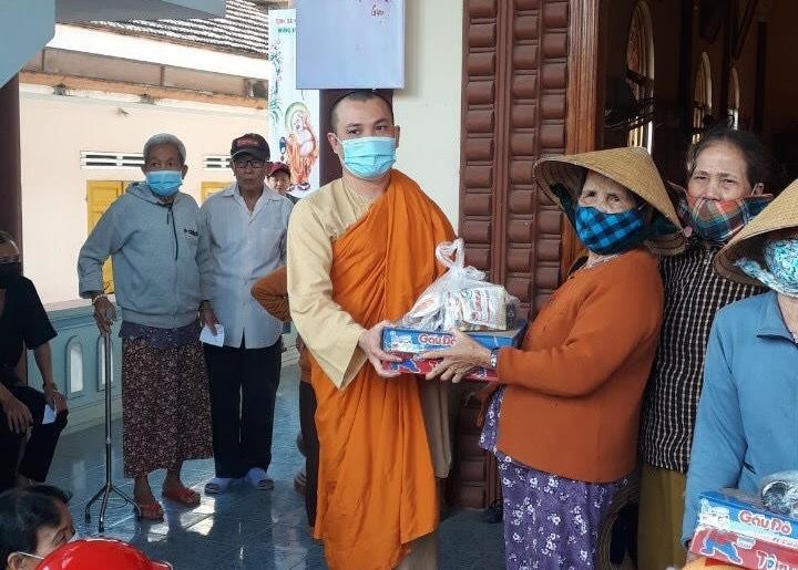 Đại đức Thích Giác Phước đã trao 600 phần quà “Gạo đỏ lửa” Đại đức Thích Giác Phước đã trao 600 phần quà “Gạo đỏ lửa”