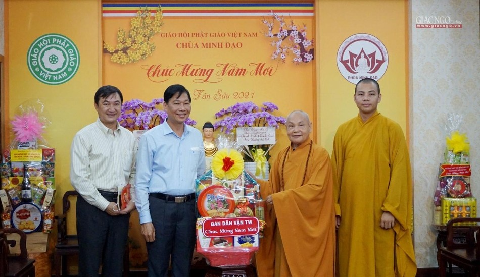 Ông Đỗ Văn Phớn tặng quà Tết đến Hòa thượng Chủ tịch Hội đồng Trị sự Ông Đỗ Văn Phớn tặng quà Tết đến Hòa thượng Chủ tịch Hội đồng Trị sự