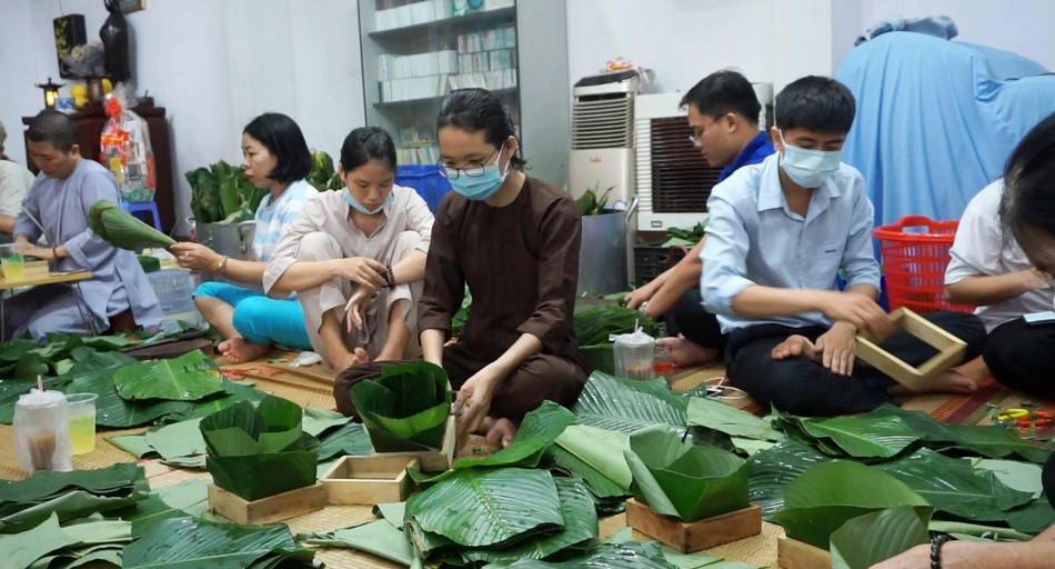 Công đoạn xếp lá vào khuôn được nhiều bạn trẻ tham gia Công đoạn xếp lá vào khuôn được nhiều bạn trẻ tham gia