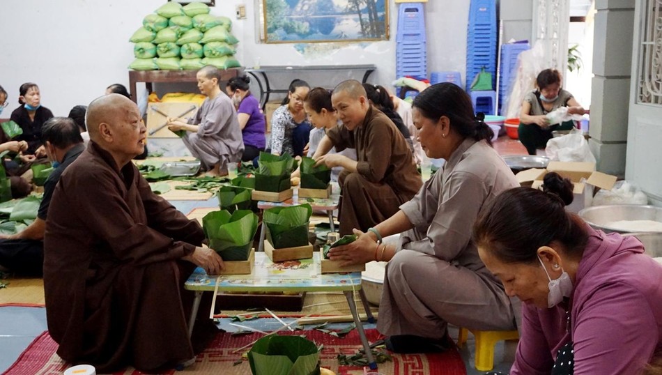 Và động viên các Phật tử trong không khí vui vẻ của ngày Tết Và động viên các Phật tử trong không khí vui vẻ của ngày Tết