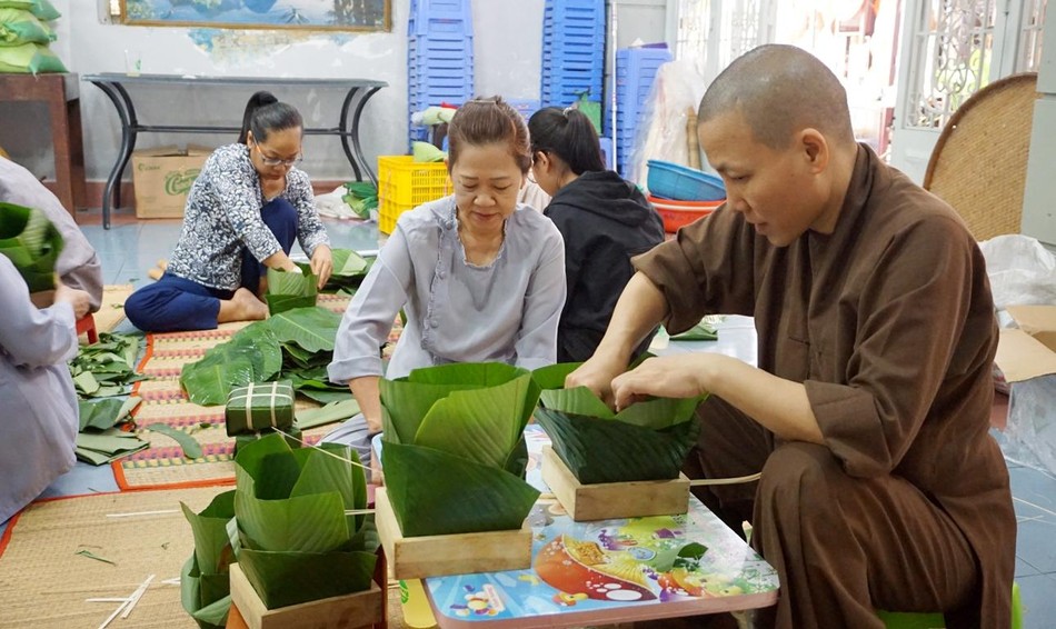 Cần sự tỷ mỹ và kỳ công để chiếc bánh được vào khuôn chặt và kín Cần sự tỷ mỹ và kỳ công để chiếc bánh được vào khuôn chặt và kín