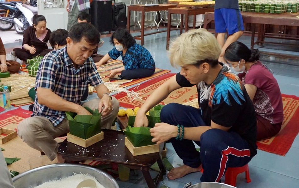 Nhiều Phật tử trẻ đến học gói bánh từ các đàn anh có kinh nghiệm hơn Nhiều Phật tử trẻ đến học gói bánh từ các đàn anh có kinh nghiệm hơn