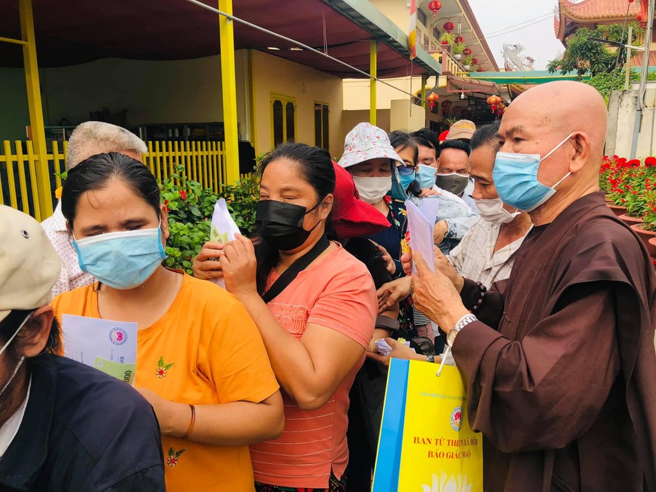 Hòa thượng Thích Tâm Viên tặng quà Tết đến người mù Hòa thượng Thích Tâm Viên tặng quà Tết đến người mù