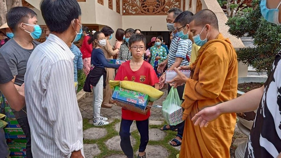 Đoàn từ thiện trao quà Tết đến người khuyết tật tỉnh Tiền Giang