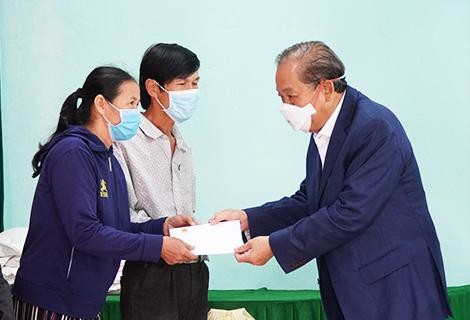 Phó Thủ tướng Thường trực Chính phủ Trương Hòa Bình tặng quà Tết tại xã Phong Hiền Phó Thủ tướng Thường trực Chính phủ Trương Hòa Bình tặng quà Tết tại xã Phong Hiền