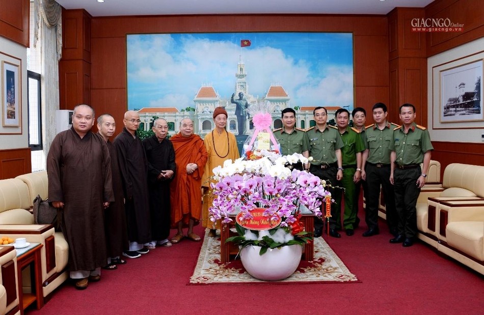 Trưởng lão Hòa thượng Thích Trí Quảng tặng quà xuân tại trụ sở Công an TP.HCM