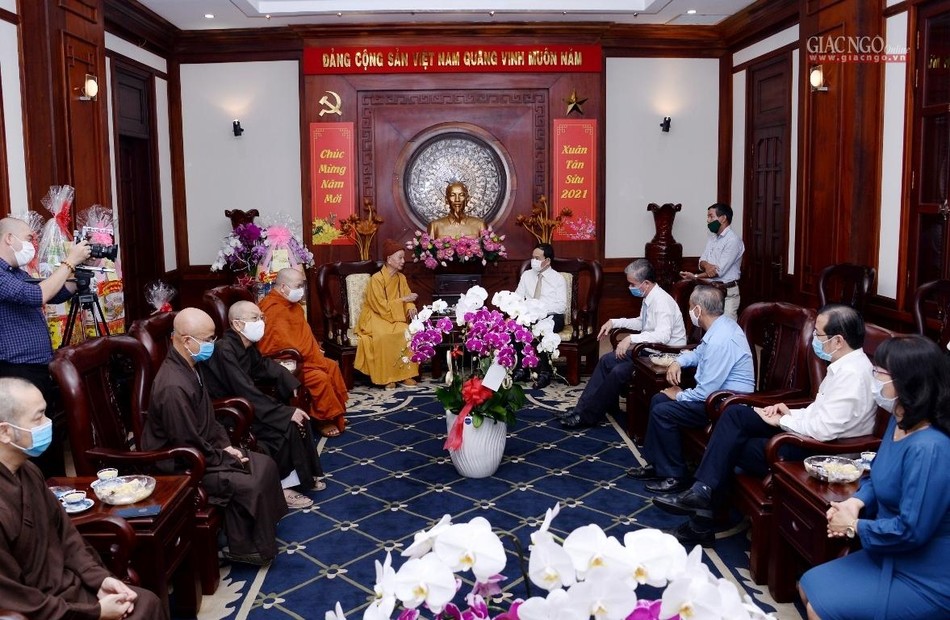 Chư tôn đức Ban Trị sự Phật giáo TP.HCM chúc Tết tại Thành ủy
