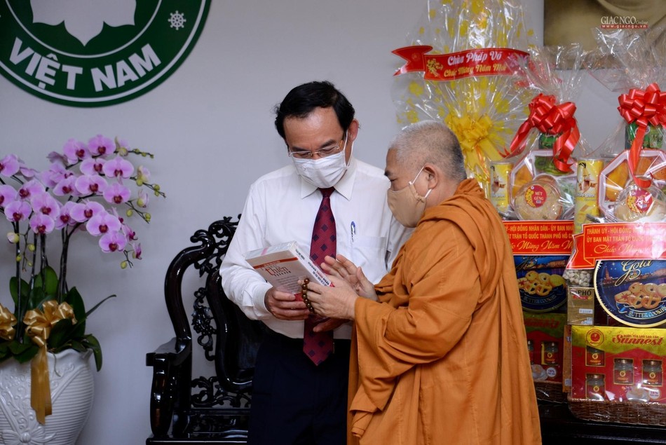 Hòa thượng Thích Giác Toàn tặng tập thơ đến Bí thư Thành ủy Hòa thượng Thích Giác Toàn tặng tập thơ đến Bí thư Thành ủy