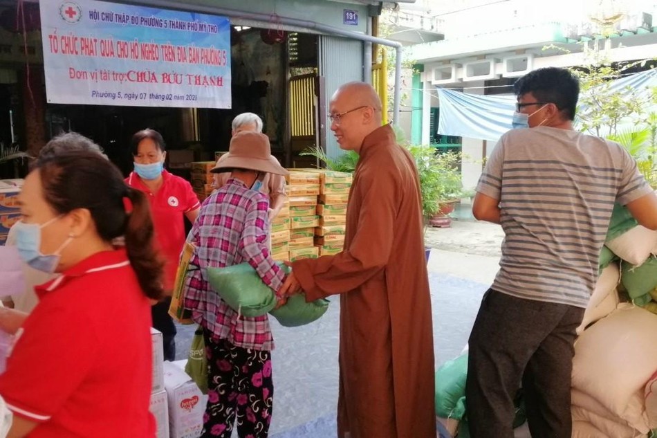 Chùa Bửu Thạnh tặng quà cho bà con nghèo Chùa Bửu Thạnh tặng quà cho bà con nghèo