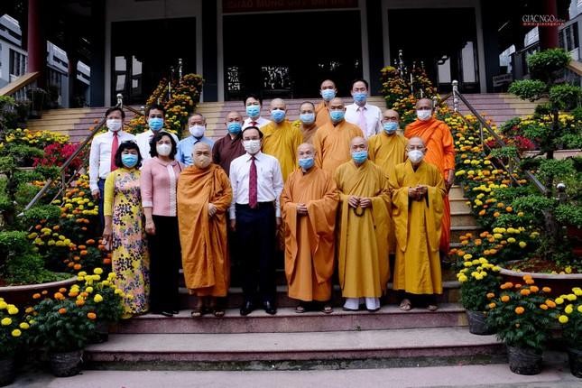 Phái đoàn chụp ảnh lưu niệm trước thiền viện Quảng Đức Phái đoàn chụp ảnh lưu niệm trước thiền viện Quảng Đức