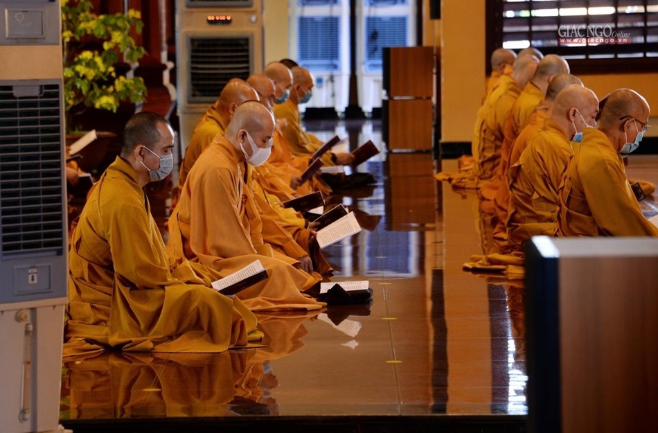 Chư tôn đức trì tụng kinh Dược Sư Chư tôn đức trì tụng kinh Dược Sư