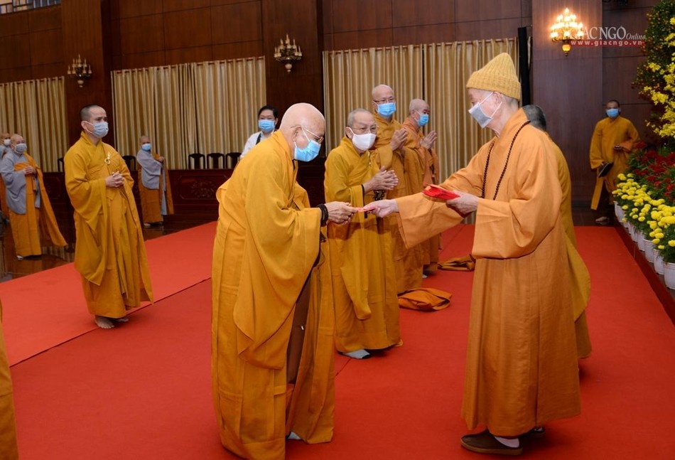 Trưởng lão Hòa thượng trao lộc chúc mừng năm mới Trưởng lão Hòa thượng trao lộc chúc mừng năm mới