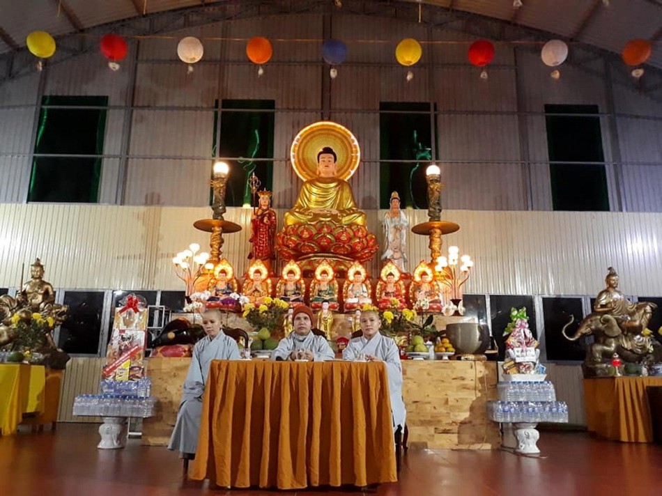 Sư cô Thích nữ Tịnh Tâm (giữa) cùng chư Ni chùa Phước Lâm Sư cô Thích nữ Tịnh Tâm (giữa) cùng chư Ni chùa Phước Lâm