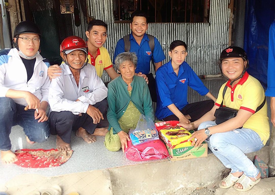 Trao quà cho các cụ già neo đơn Trao quà cho các cụ già neo đơn