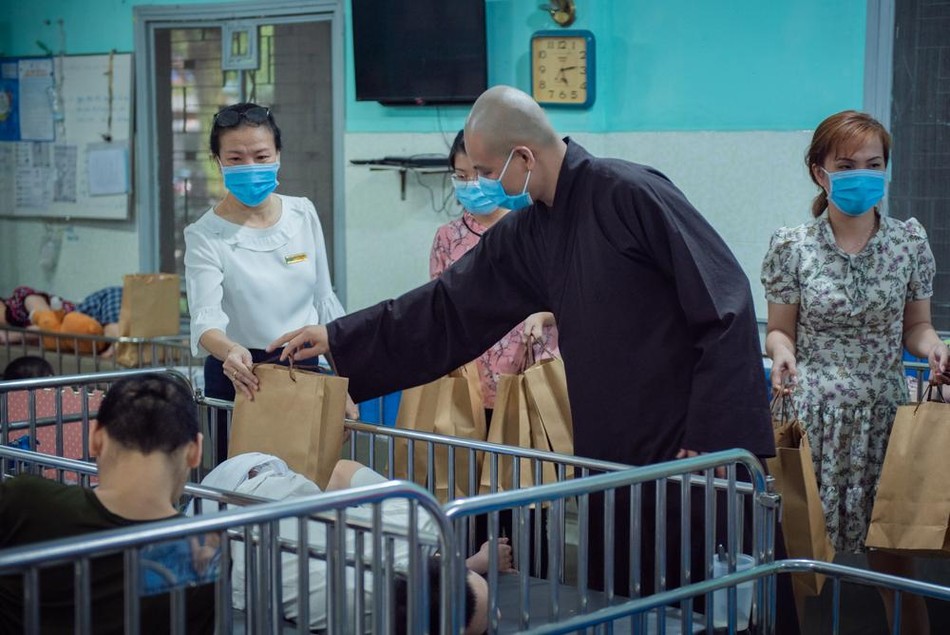 Đại đức Thích Minh Ân trao quà đến các em kém may mắn Đại đức Thích Minh Ân trao quà đến các em kém may mắn