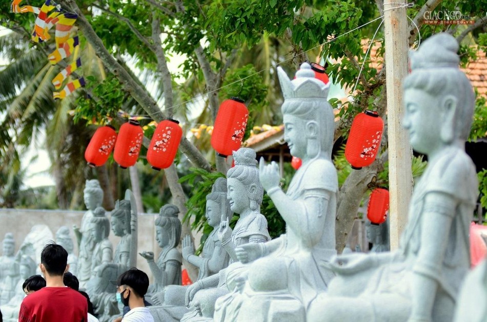 Những bức tượng Phật được tạc bằng đá trong khuôn viên chùa