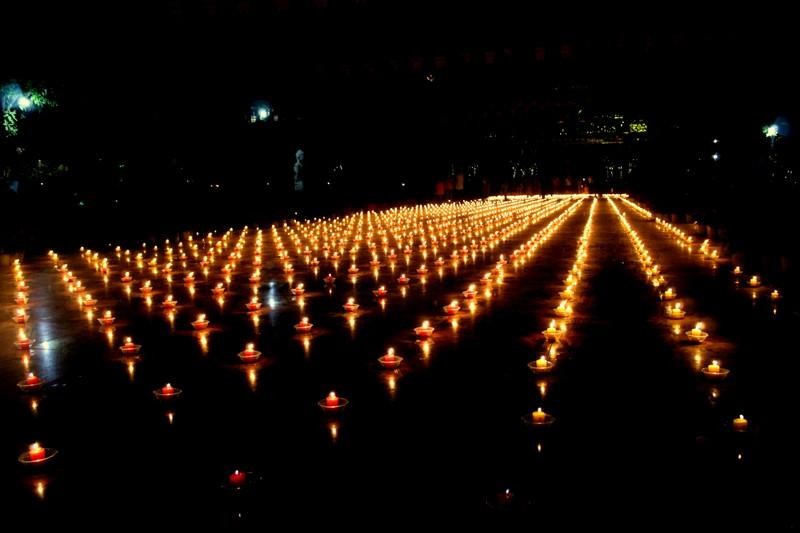 Không gian thiêng liêng rằm tháng Giêng với hàng ngàn ngọn đèn dâng cúng