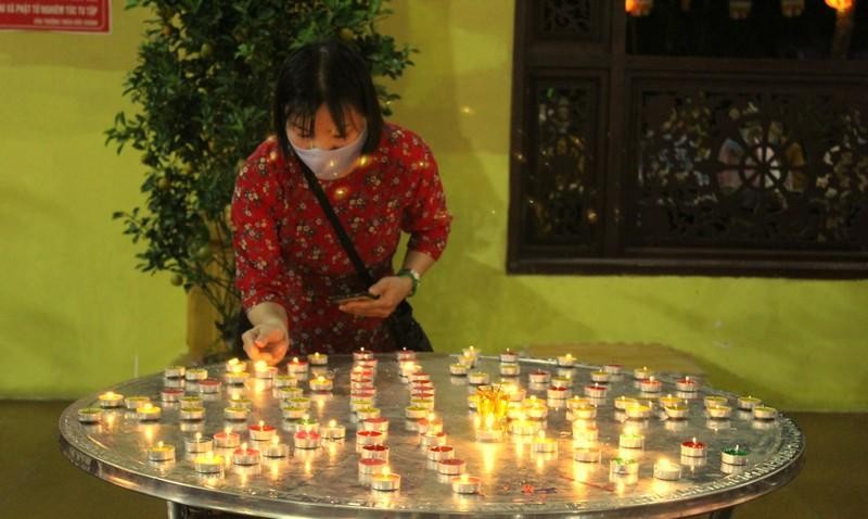 Phật tử đến cúng đèn thực hiện sát khuẩn, đeo khẩu trang