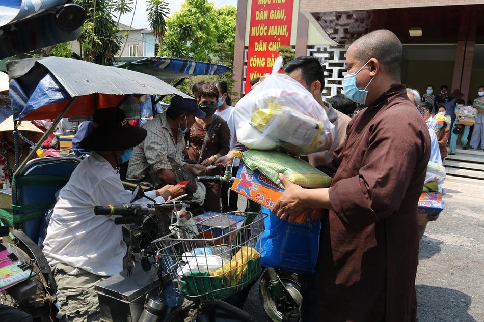 Đại diện chùa Pháp Giới trao quà cho người đi xe lăn, xe lắc Đại diện chùa Pháp Giới trao quà cho người đi xe lăn, xe lắc