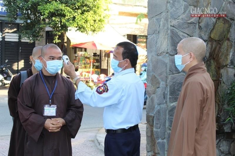 Ban Giám thị bố trí người đo thân nhiệt cho Tăng Ni sinh trước khi vào lớp Ban Giám thị bố trí người đo thân nhiệt cho Tăng Ni sinh trước khi vào lớp