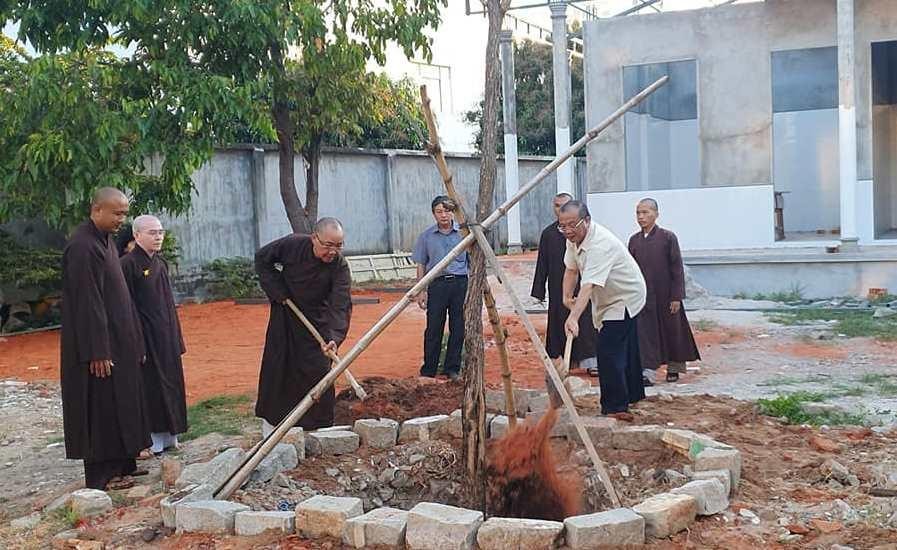 Trồng cây xanh trong khuôn viên Trường Trung cấp Phật học tỉnh Bình Thuận Trồng cây xanh trong khuôn viên Trường Trung cấp Phật học tỉnh Bình Thuận