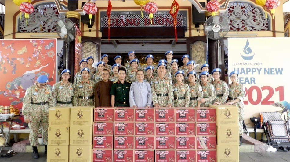 Sư cô Thích nữ Huệ Đức trao quà đến các bác sĩ quân y Bệnh viên 175 - TP.HCM Sư cô Thích nữ Huệ Đức trao quà đến các bác sĩ quân y Bệnh viên 175 - TP.HCM