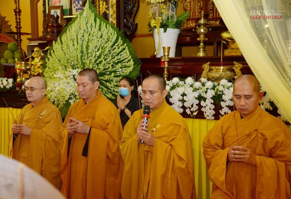 Thượng tọa Thích Tâm Hải đại diện đoàn chia buồn cùng môn đồ pháp quyến - Ảnh: Bảo Toàn Thượng tọa Thích Tâm Hải đại diện đoàn chia buồn cùng môn đồ pháp quyến - Ảnh: Bảo Toàn