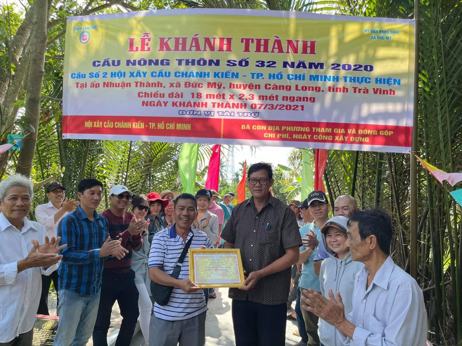 Đại diện đơn vị tài trợ nhận bằng khen của chính quyền địa phương