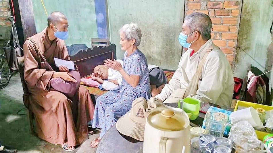 Đại đức Thích Đức Tuệ trao quà đến hộ nghèo Đại đức Thích Đức Tuệ trao quà đến hộ nghèo