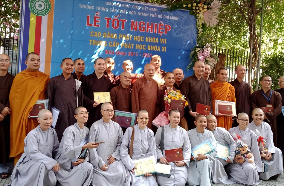 Tăng Ni sinh hệ Cao đẳng chụp ảnh lưu niệm trong ngày tốt nghiệp nội bộ Tăng Ni sinh hệ Cao đẳng chụp ảnh lưu niệm trong ngày tốt nghiệp nội bộ