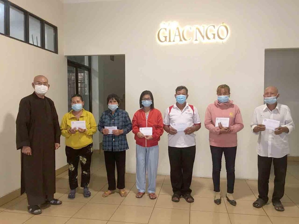 Trao tiền ủng hộ bệnh nhân khó khăn tại tòa soạn báo Giác Ngộ - Ảnh: M.Tuyền Trao tiền ủng hộ bệnh nhân khó khăn tại tòa soạn báo Giác Ngộ - Ảnh: M.Tuyền