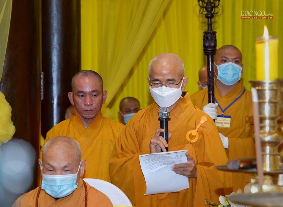 Thượng tọa Thích Thiện Quý thay mặt Ban Tổ chức tang lễ cảm tạ