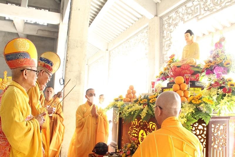 Chư tôn Hòa thượng chứng minh niêm hương bạch Phật