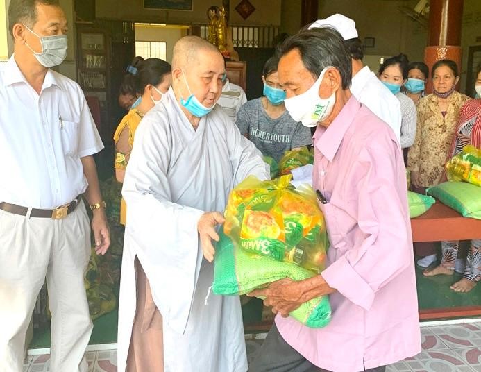 Sư cô Thích nữ Diệu Minh trao quà đến người nghèo Sư cô Thích nữ Diệu Minh trao quà đến người nghèo