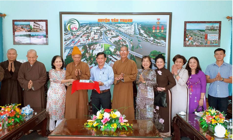 Mạnh thường quân trao tiền xây cầu tại UBND huyện Tân Thạnh