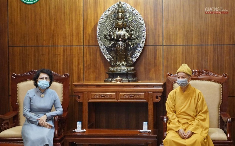 Trưởng lão Hòa thượng Thích Trí Quảng tiếp bà Tô Thị Bích Châu tại Việt Nam Quốc Tự Trưởng lão Hòa thượng Thích Trí Quảng tiếp bà Tô Thị Bích Châu tại Việt Nam Quốc Tự