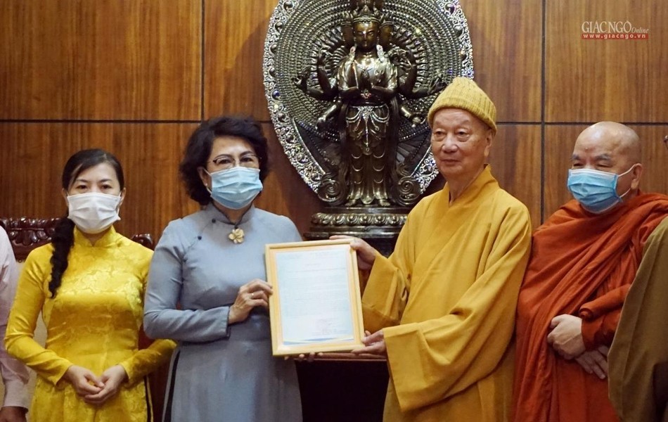 Bà Tô Thị Bích Châu trao giấy ghi nhận sự đóng góp của Giáo hội TP.HCM Bà Tô Thị Bích Châu trao giấy ghi nhận sự đóng góp của Giáo hội TP.HCM