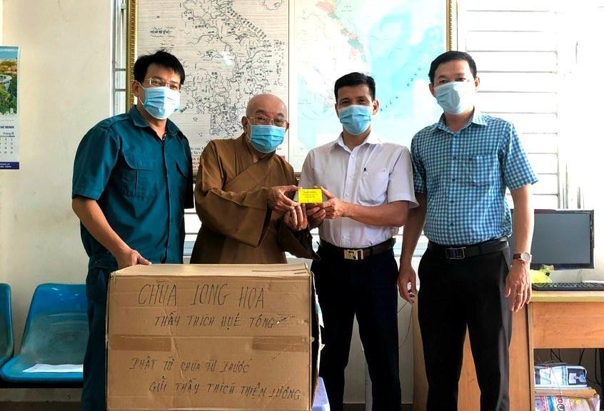 Hòa thượng trao quà đến cho bà con khu cách ly thông qua cán bộ phường Hòa thượng trao quà đến cho bà con khu cách ly thông qua cán bộ phường