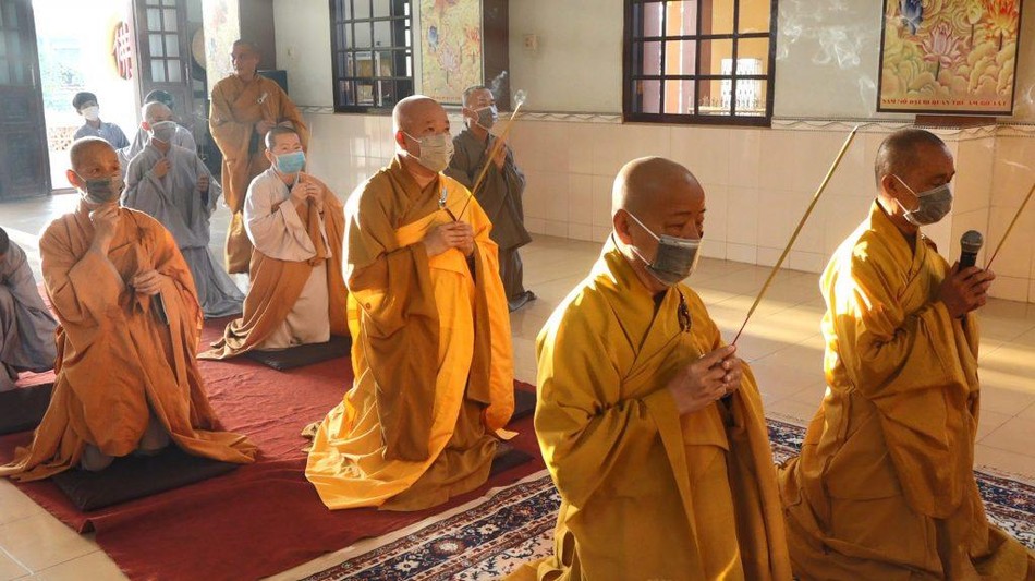 Chư tôn đức niêm hương Tam bảo Chư tôn đức niêm hương Tam bảo