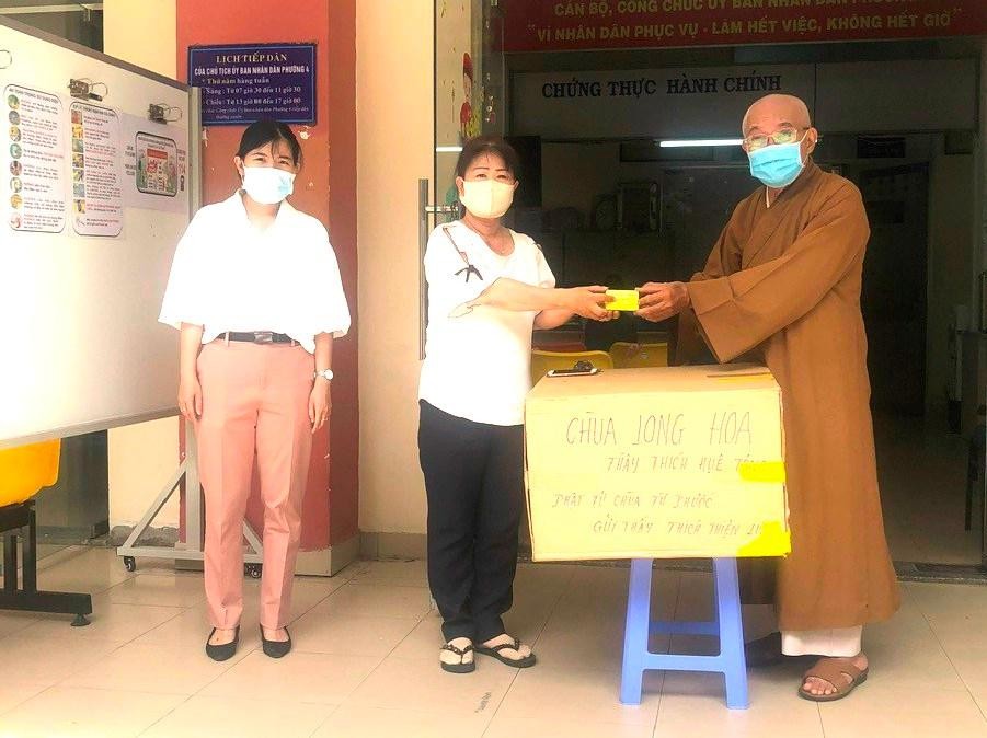 Hòa thượng Thích Thiện Lương trao quà đến đại diện phường 4 để trao đến các hộ khó khăn Hòa thượng Thích Thiện Lương trao quà đến đại diện phường 4 để trao đến các hộ khó khăn