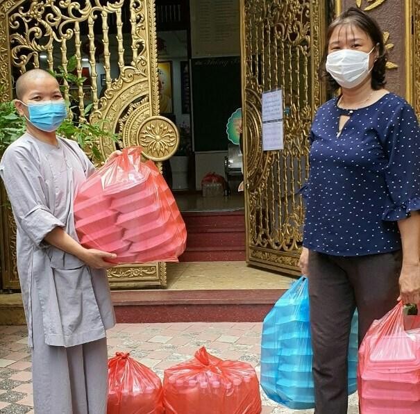 Những suất cơm được chùa Bồ Đề Lan Nhã chuyển đến bà con ở khu cách ly phòng Covid-19 Những suất cơm được chùa Bồ Đề Lan Nhã chuyển đến bà con ở khu cách ly phòng Covid-19