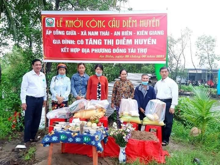 Trao quà đến 10 gia đình xã Nam Thái Trao quà đến 10 gia đình xã Nam Thái