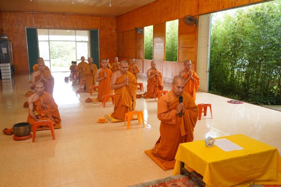 Đại đức Thích Giác Nhường đã cung tuyên tiểu sử của Trưởng lão Hòa thượng Giác Phải Đại đức Thích Giác Nhường đã cung tuyên tiểu sử của Trưởng lão Hòa thượng Giác Phải