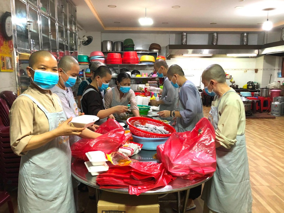 Chư Ni trường hạ trực tiếp nấu 400 suất cơm tặng đến người khó khăn Chư Ni trường hạ trực tiếp nấu 400 suất cơm tặng đến người khó khăn