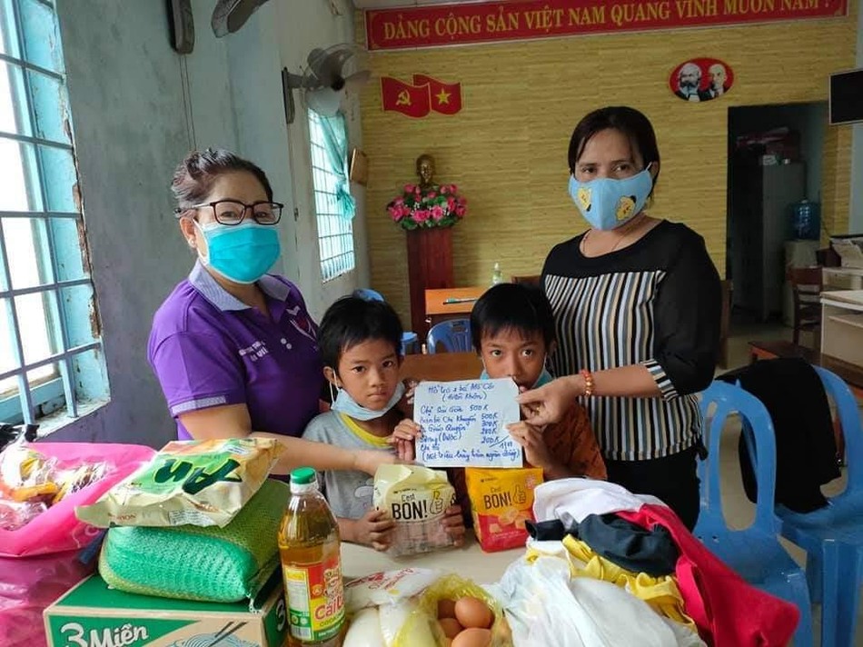 Bé Khéo và Hiền được các mạnh thường quân giúp đỡ Bé Khéo và Hiền được các mạnh thường quân giúp đỡ