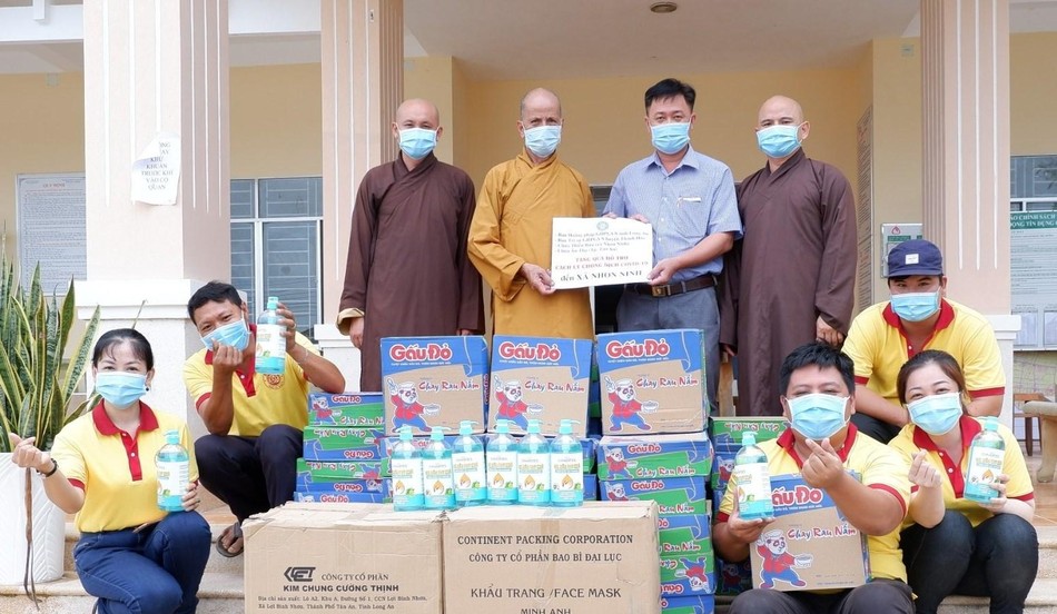 Chư tôn đức Ban Hoằng pháp Phật giáo tỉnh Long An, Ban Trị sự Thạnh Hóa trao quà Chư tôn đức Ban Hoằng pháp Phật giáo tỉnh Long An, Ban Trị sự Thạnh Hóa trao quà